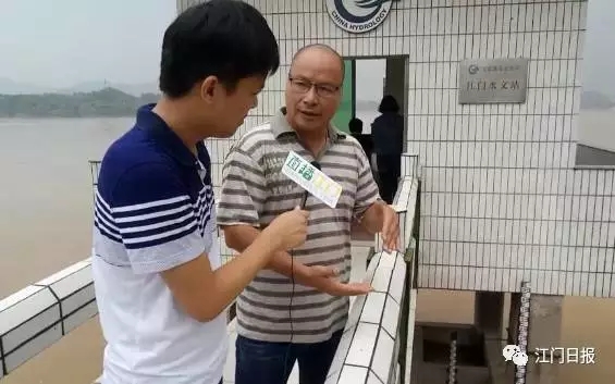 1499330599924020343-original.jpg 现场,市水文局测报中心副主任伍汉明向记者介绍水位测算方法。.webp.jpg