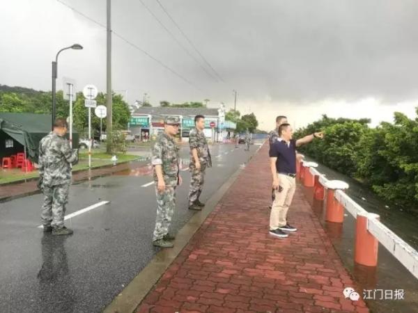 环市街民兵应急分队西江大堤值守中。.webp.jpg 环市街民兵应急分队西江大堤值守中。.webp.jpg