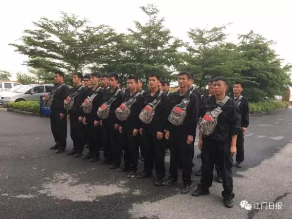 市森林消防队(防洪抢险队)昨日已在江新联围防汛物资储备中心集结待命。.webp.jpg 市森林消防队(防洪抢险队)昨日已在江新联围防汛物资储备中心集结待命。.webp.jpg