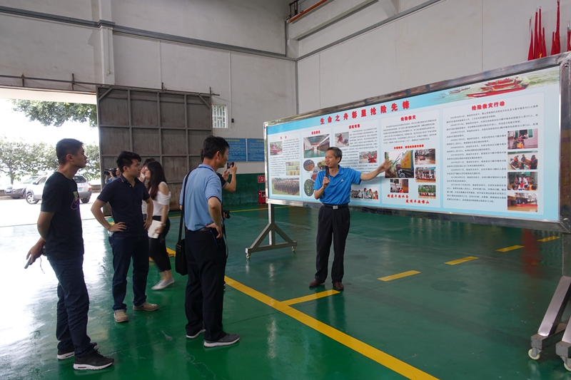 1519701800337046223-original.jpg 媒体记者参观佛山市防汛物资中心仓库,了解防汛物资储备情况.jpg