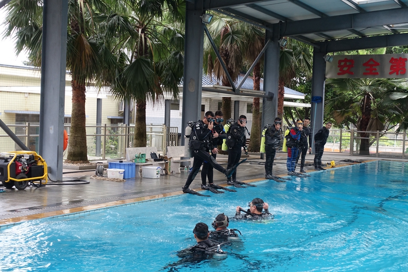 1519702780741077988-original.jpg 媒体记者观摩防汛抢险潜水队水下抢险技能演练.jpg